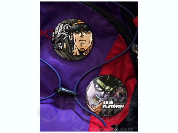 ジョジョ　承太郎　缶バッジ Amazon.co.jp: ジョジョの奇妙な冒険 アニメ10周年記念展限定空条承