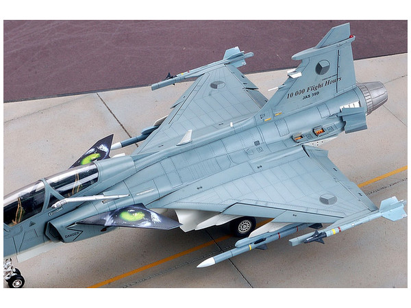 1/48 サーブ JAS39B/D グリペン | HLJ.co.jp