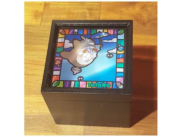 となりのトトロ　オルゴール　ステンドグラス風 Amazon.co.jp: スタジオジブリ となりのトトロ ステンドグラス風BOX