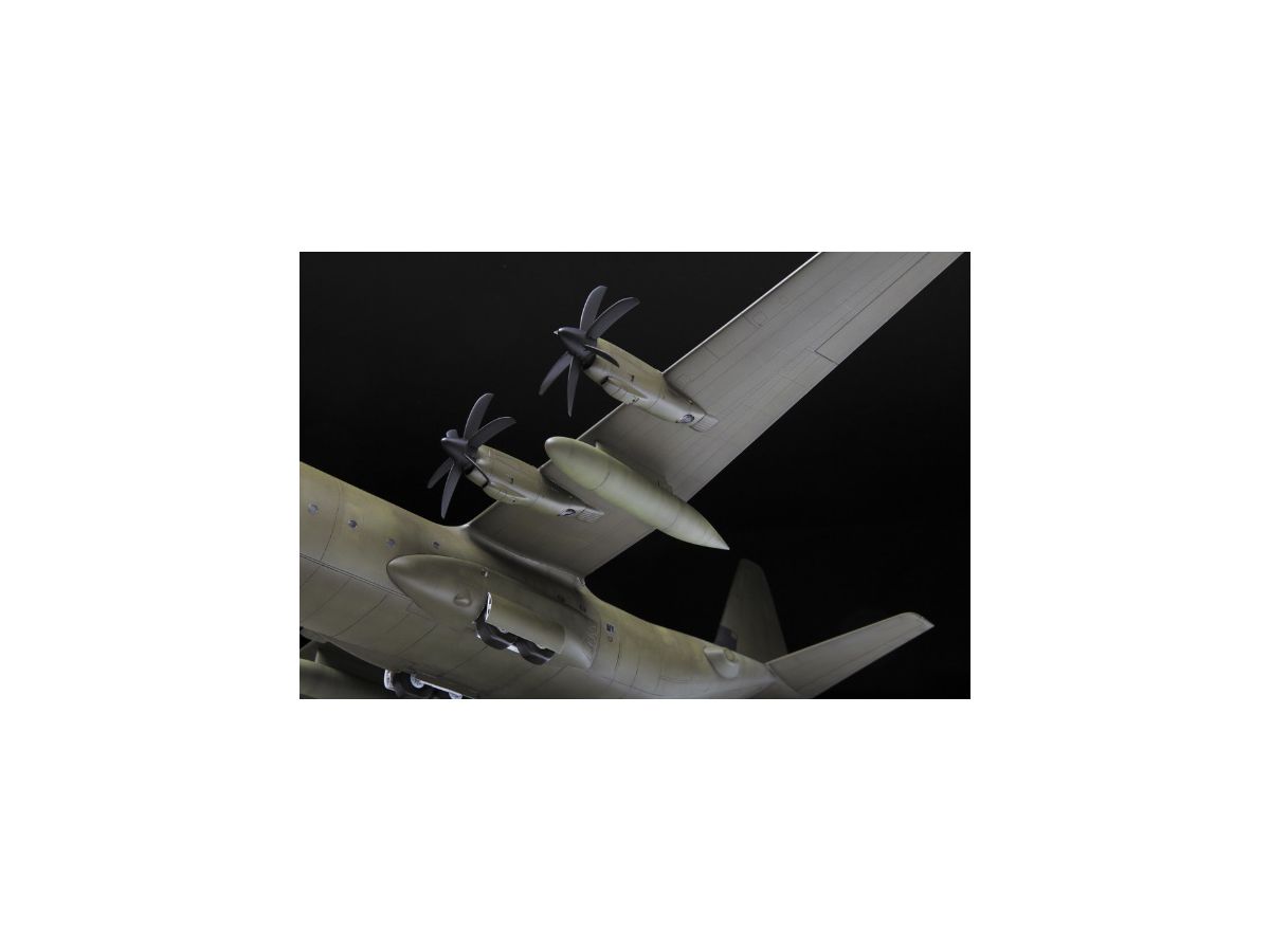 1/72 C-130J-30 軍用輸送機 | HLJ.co.jp